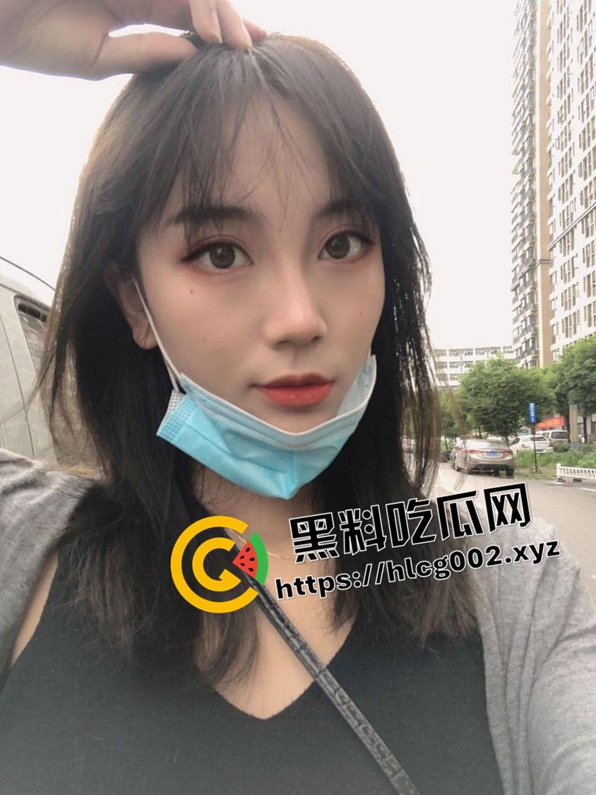 瓜友投稿！网恋海南公务员美人妻 网红级别的素颜长相 骚鲍鱼一模就喷水 掰开给你看-2