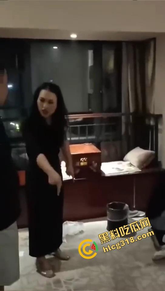 抓奸抓出新花样？郑州男子酒店当场捉奸狂锤情敌，转头却给老婆打屁股调教，你们一家人挺会玩！-11