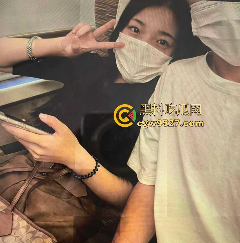 安徽工商学院00后嫩妹【李小晴】性爱私拍曝光，身材娇小却臀部饱满，无套情趣装火辣诱人，蜜汁肥穴淫水狂流！-1