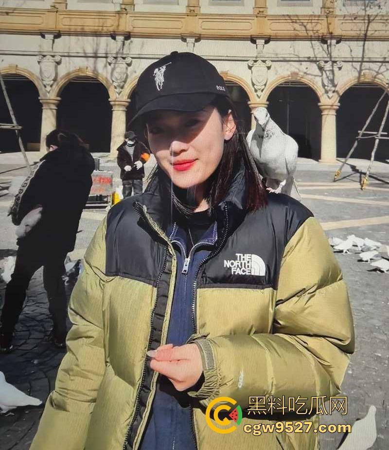 安徽工商学院00后嫩妹【李小晴】性爱私拍曝光，身材娇小却臀部饱满，无套情趣装火辣诱人，蜜汁肥穴淫水狂流！-3