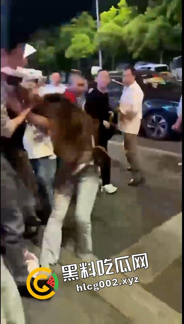 重庆垫江 榜一大哥线下真实刷了三十万不理人的女主播 没有路人阻拦臭女人要被打死 现场视频流出 前排吃瓜-8