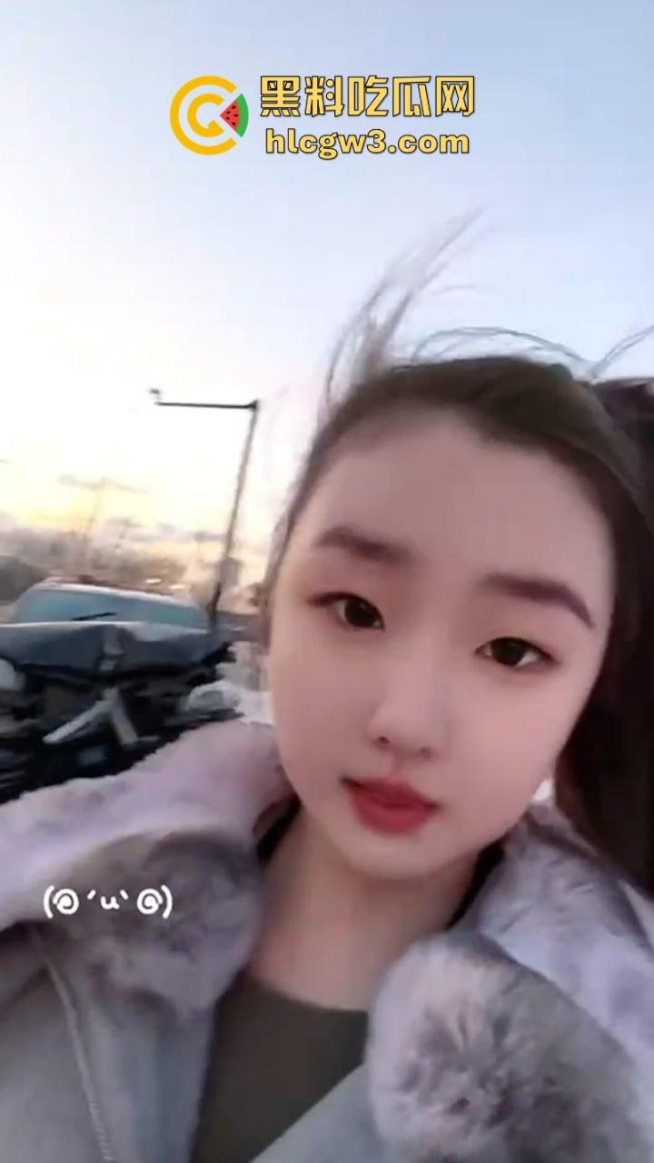 吉林妙龄女开奔驰撞倒电线杆车头损毁严重 乐观表示：红灯都没闯过-5