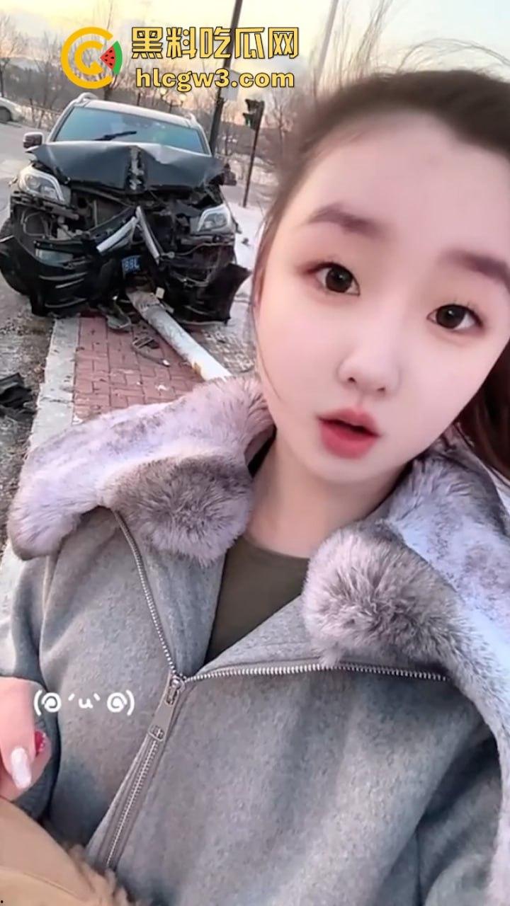 吉林妙龄女开奔驰撞倒电线杆车头损毁严重 乐观表示：红灯都没闯过-7