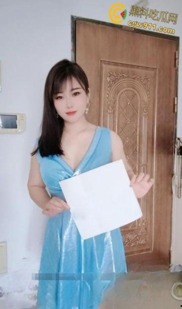 快手少妇【佳怡姐姐】，身穿性感翘臀牛仔裤，剪洞打桩后入爆操嫩穴，小树林户外激情野战 ！-4