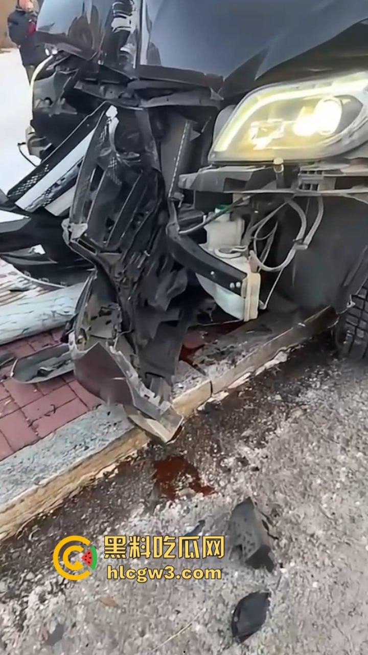 吉林妙龄女开奔驰撞倒电线杆车头损毁严重 乐观表示：红灯都没闯过-10