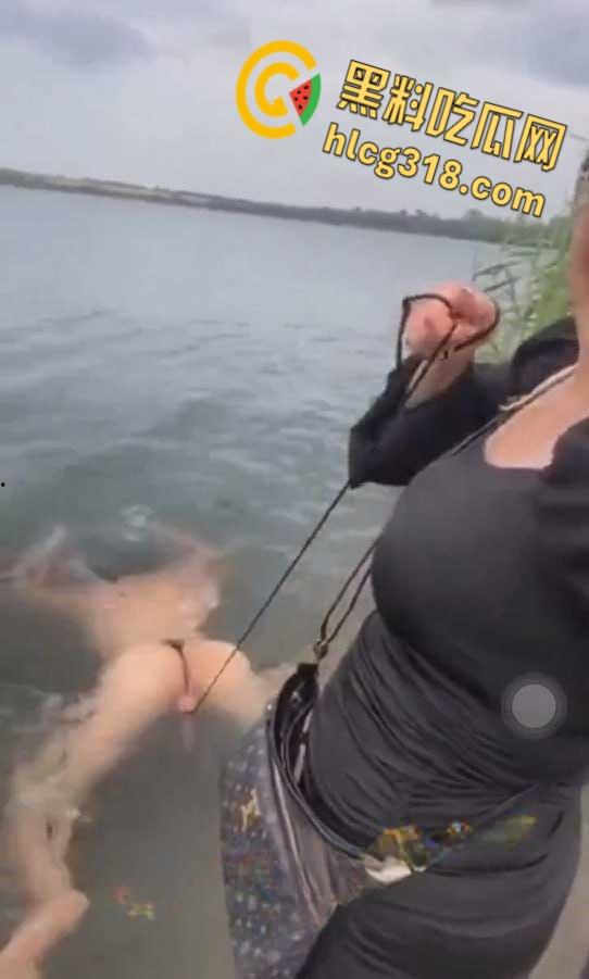 调教男奴最爽玩法，绳子栓鸡巴上下河游泳，这是遛鸟还是遛狗，不得不佩服老外的调教手段 ！-2