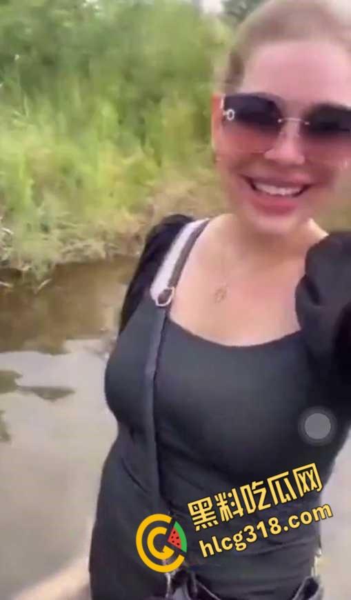 调教男奴最爽玩法，绳子栓鸡巴上下河游泳，这是遛鸟还是遛狗，不得不佩服老外的调教手段 ！-7