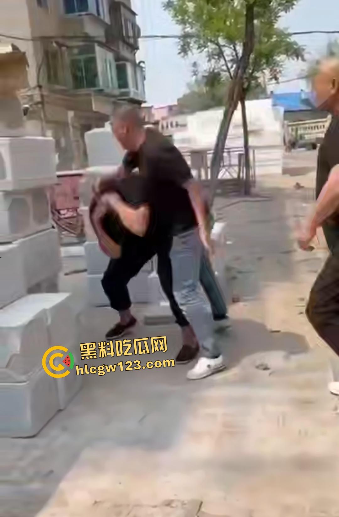 东北两条老鬼打年轻人，后生仔一棍直接打晕一个后脑勺开花，人倒后说是正当防卫！-1