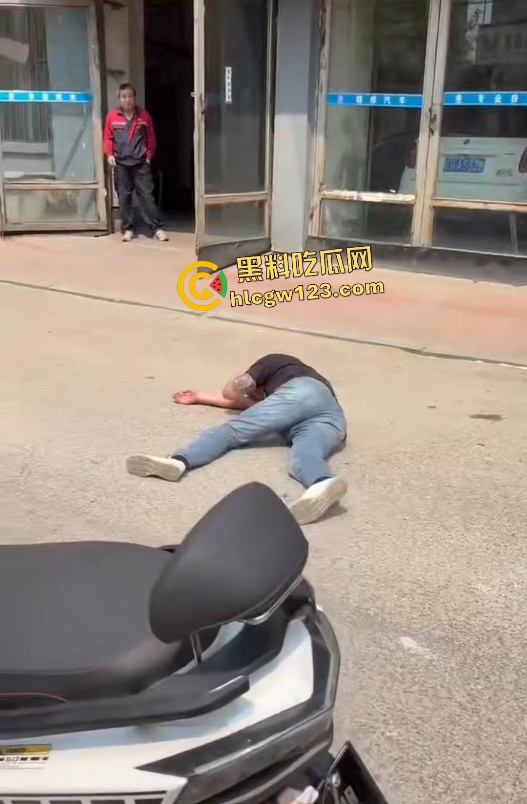 东北两条老鬼打年轻人，后生仔一棍直接打晕一个后脑勺开花，人倒后说是正当防卫！-7