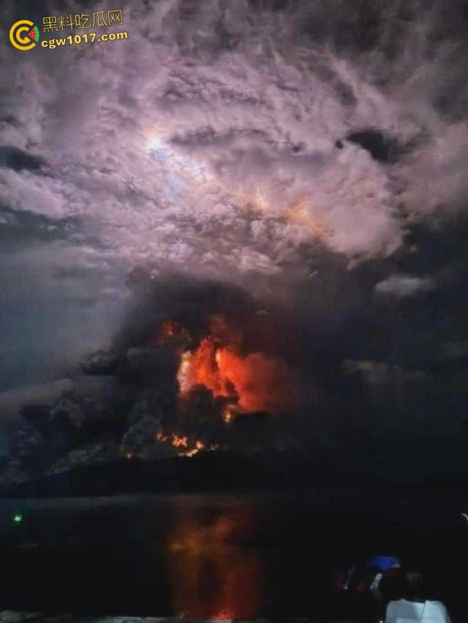 印度北苏拉威西省拉翁火山爆发，天空乌云密布电闪雷鸣，岩浆喷涌浓烟滚滚，警戒级别升至最高 !-1