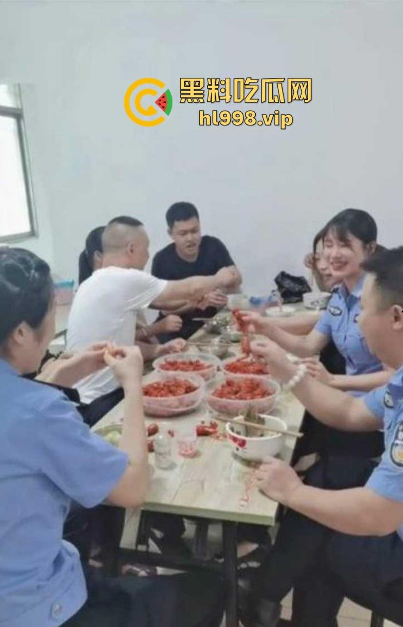 民警变成变态淫魔！外网发布与女警的性爱视频，穿警服口交、后入爆操，极品警花无处遁形！-1