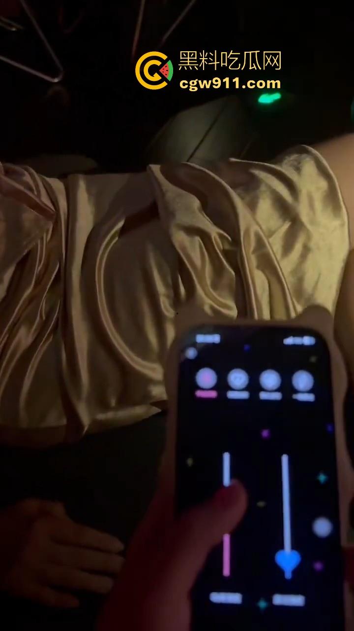 骚逼女友自带遥控跳蛋去酒吧，刚坐下就把档位开到最大，淫水狂流，一到酒店猛猛的骑乘榨精，看来真是忍了很久！-5