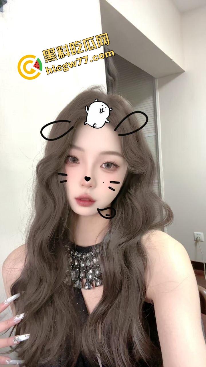 内蒙古赤峰空姐【王雪】婚内被包养,人妻身份挡不住浪逼本性,每次小哥出差就提前开房爽操一炮!-1