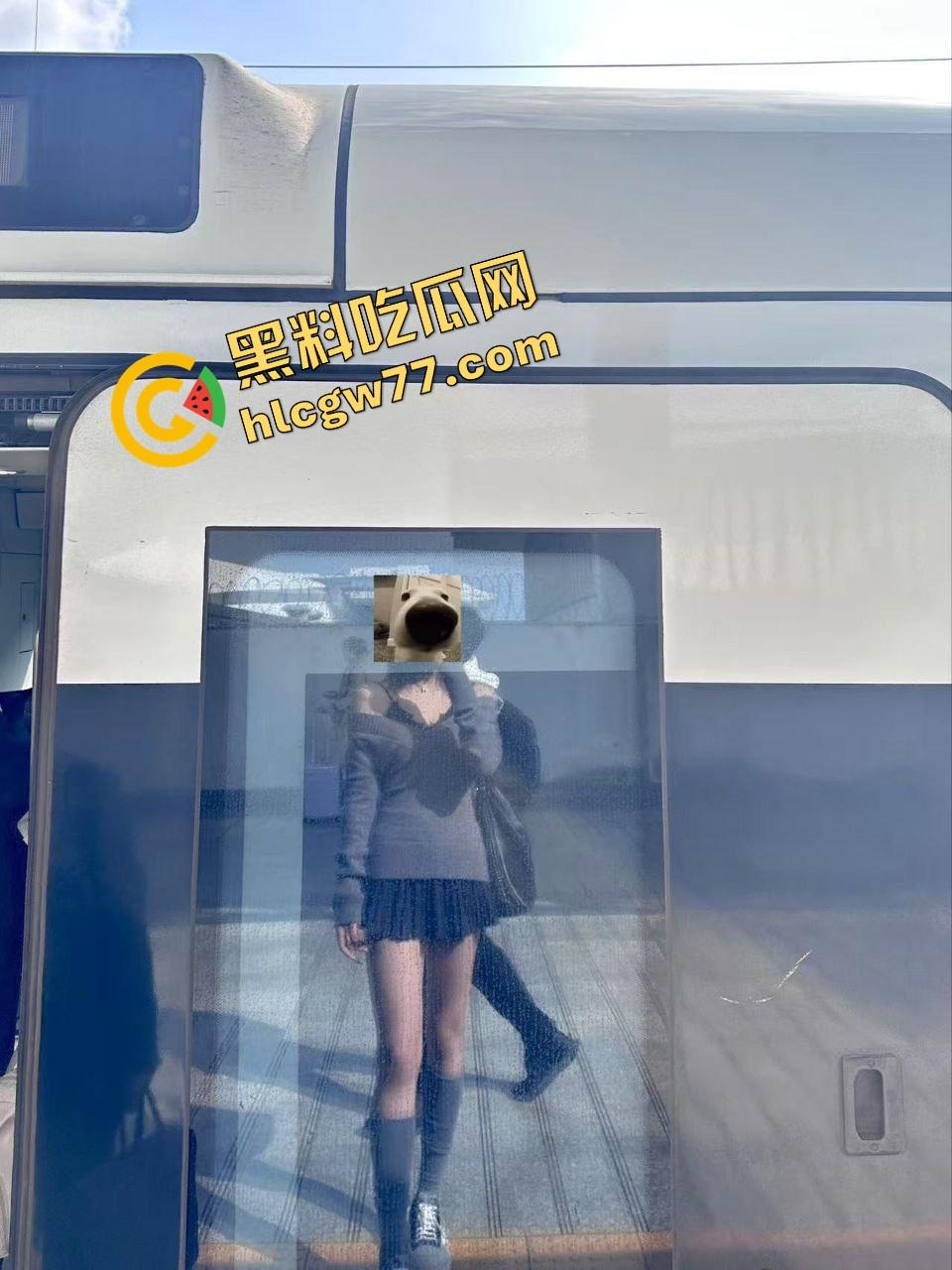 内蒙古赤峰空姐【王雪】婚内被包养,人妻身份挡不住浪逼本性,每次小哥出差就提前开房爽操一炮!-3