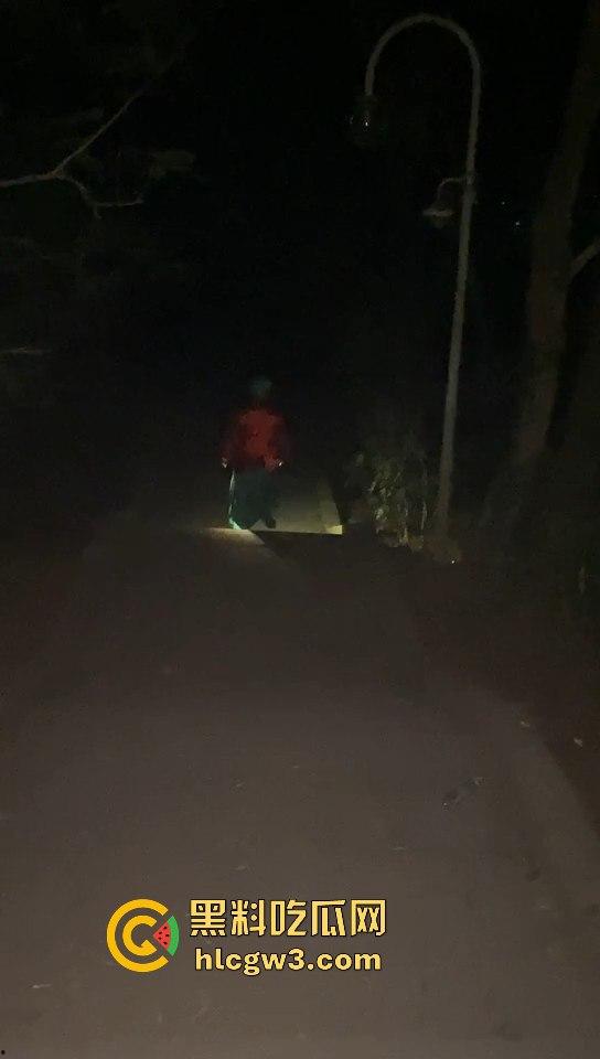 广东揭阳黄岐山森林公园惊现穿寿衣夜爬怪人 半夜见到能直接吓破胆！-6
