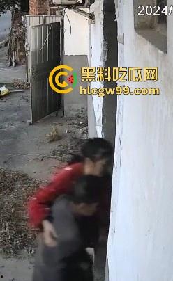江西樟树大桥乡逆子为了房产打父亲，天理难容！孙子看到监控曝光畜生父亲。-2