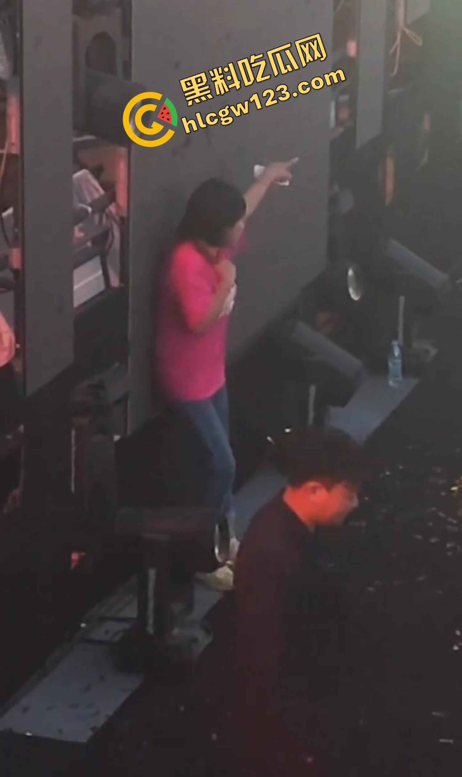 云南昆明网红活动一女子当场拿菜刀架脖子,围观上千人,全程直播,警察五人冲刺夺刀才救下!-2