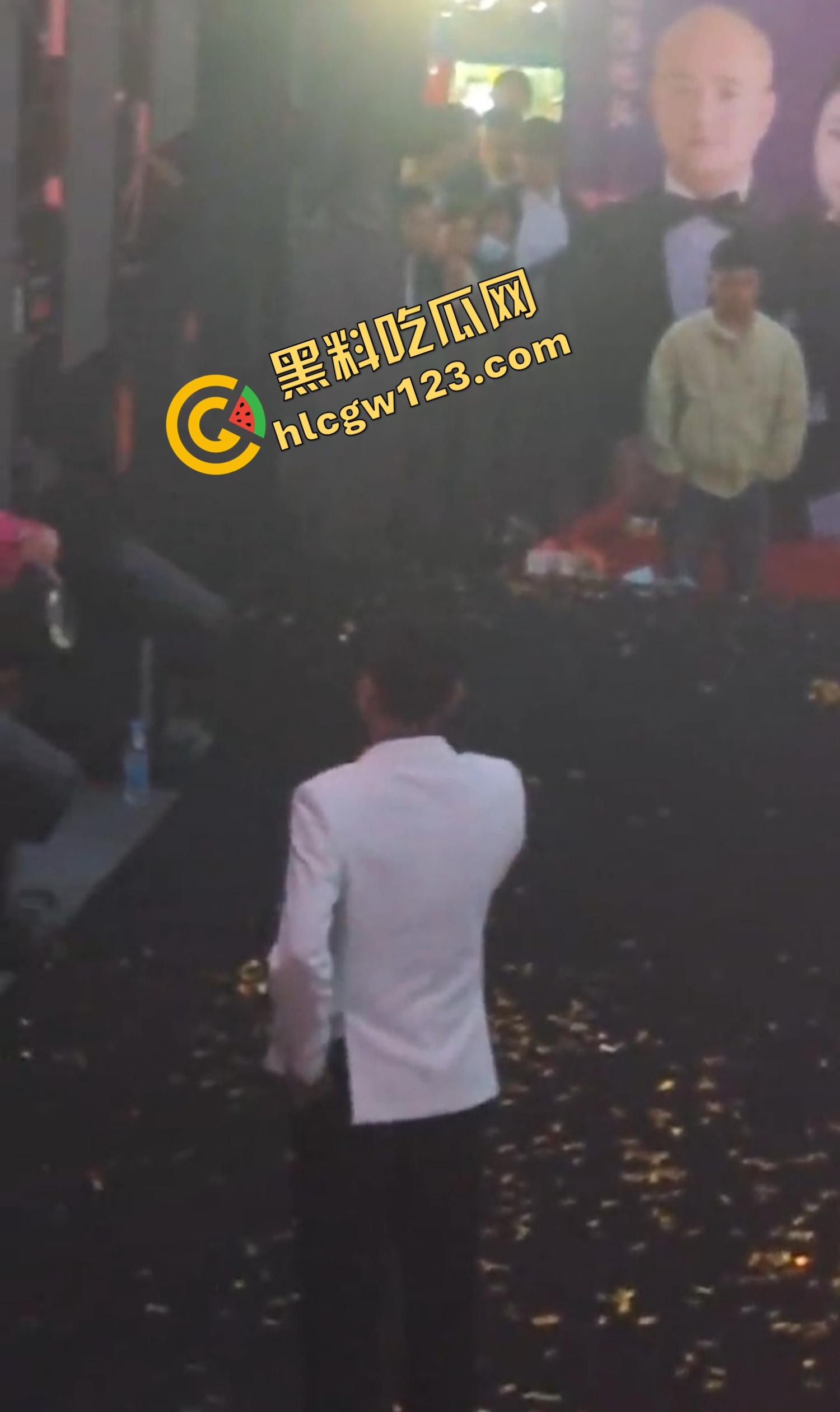 云南昆明网红活动一女子当场拿菜刀架脖子,围观上千人,全程直播,警察五人冲刺夺刀才救下!-3