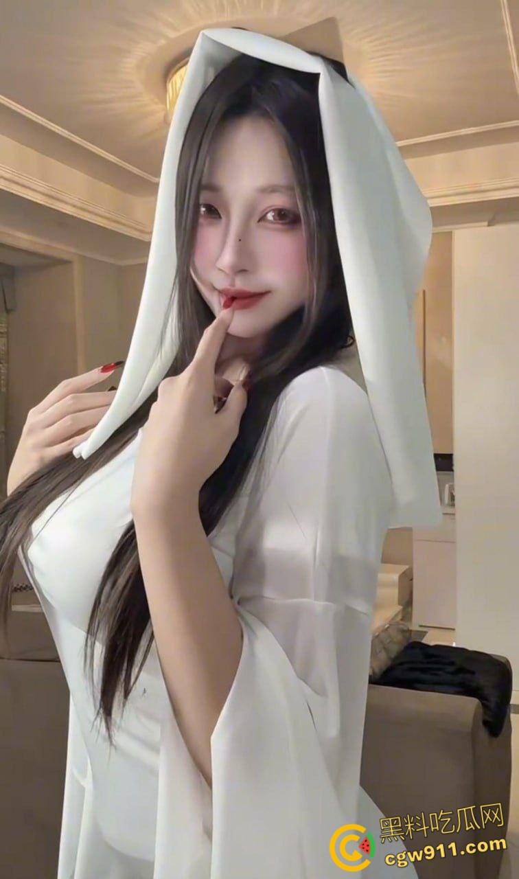 抖音百万粉丝网红【不吃洋葱】，大尺度掰逼自慰大秀，妈妈级巨乳美女抖臀插穴，真是女神也会塌房！-4