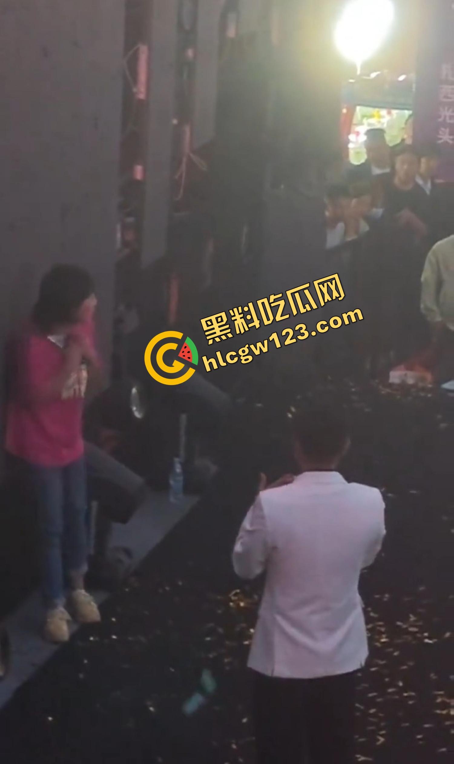 云南昆明网红活动一女子当场拿菜刀架脖子,围观上千人,全程直播,警察五人冲刺夺刀才救下!-4