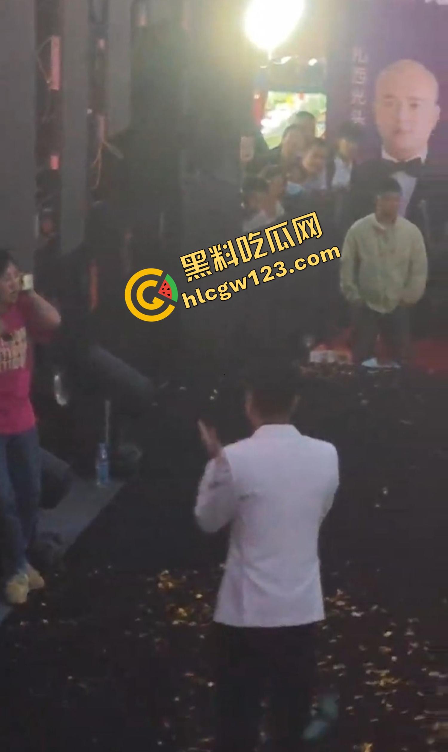 云南昆明网红活动一女子当场拿菜刀架脖子,围观上千人,全程直播,警察五人冲刺夺刀才救下!-5