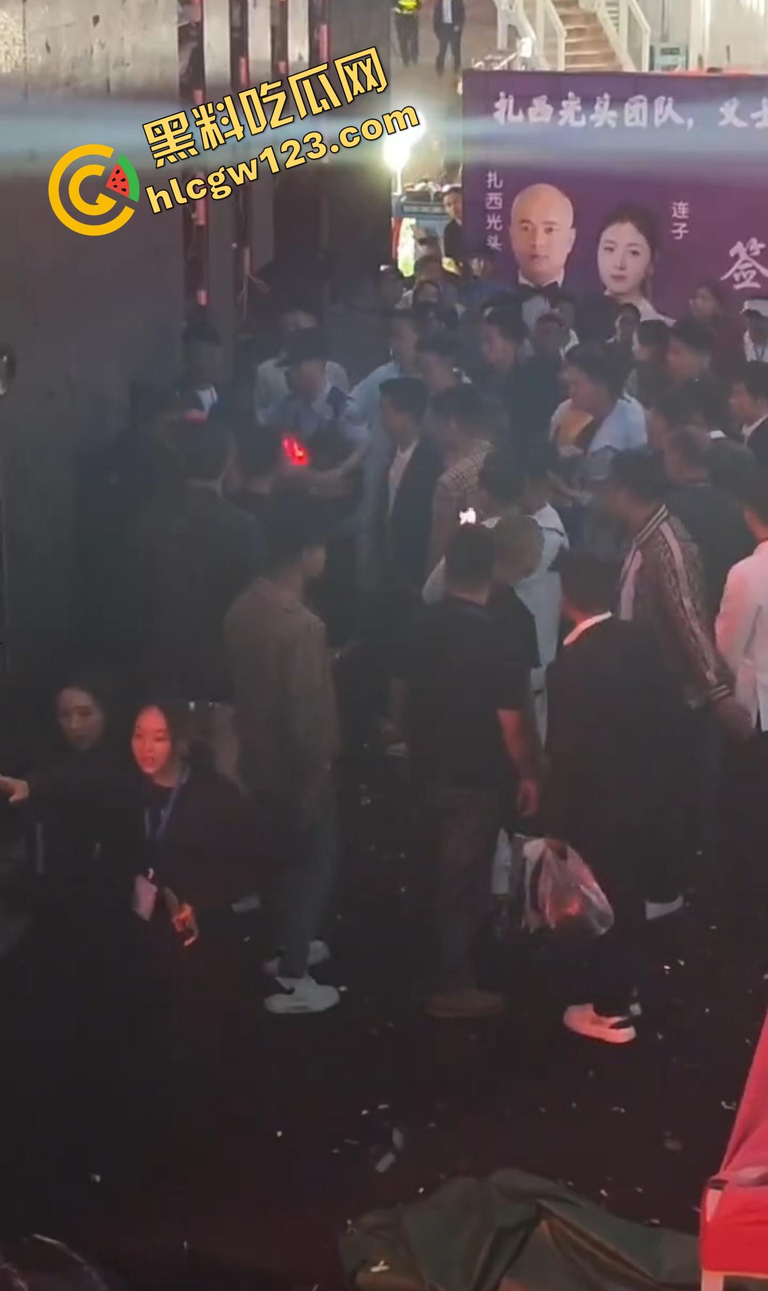 云南昆明网红活动一女子当场拿菜刀架脖子,围观上千人,全程直播,警察五人冲刺夺刀才救下!-6