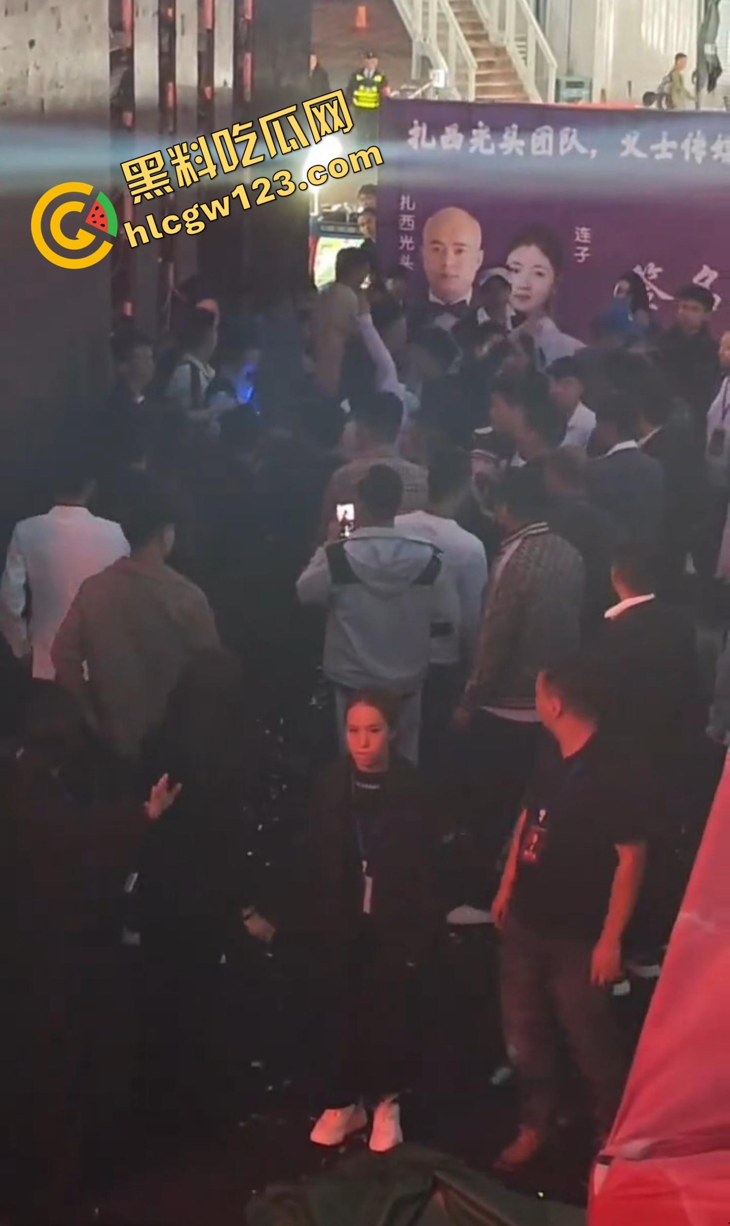 云南昆明网红活动一女子当场拿菜刀架脖子,围观上千人,全程直播,警察五人冲刺夺刀才救下!-7