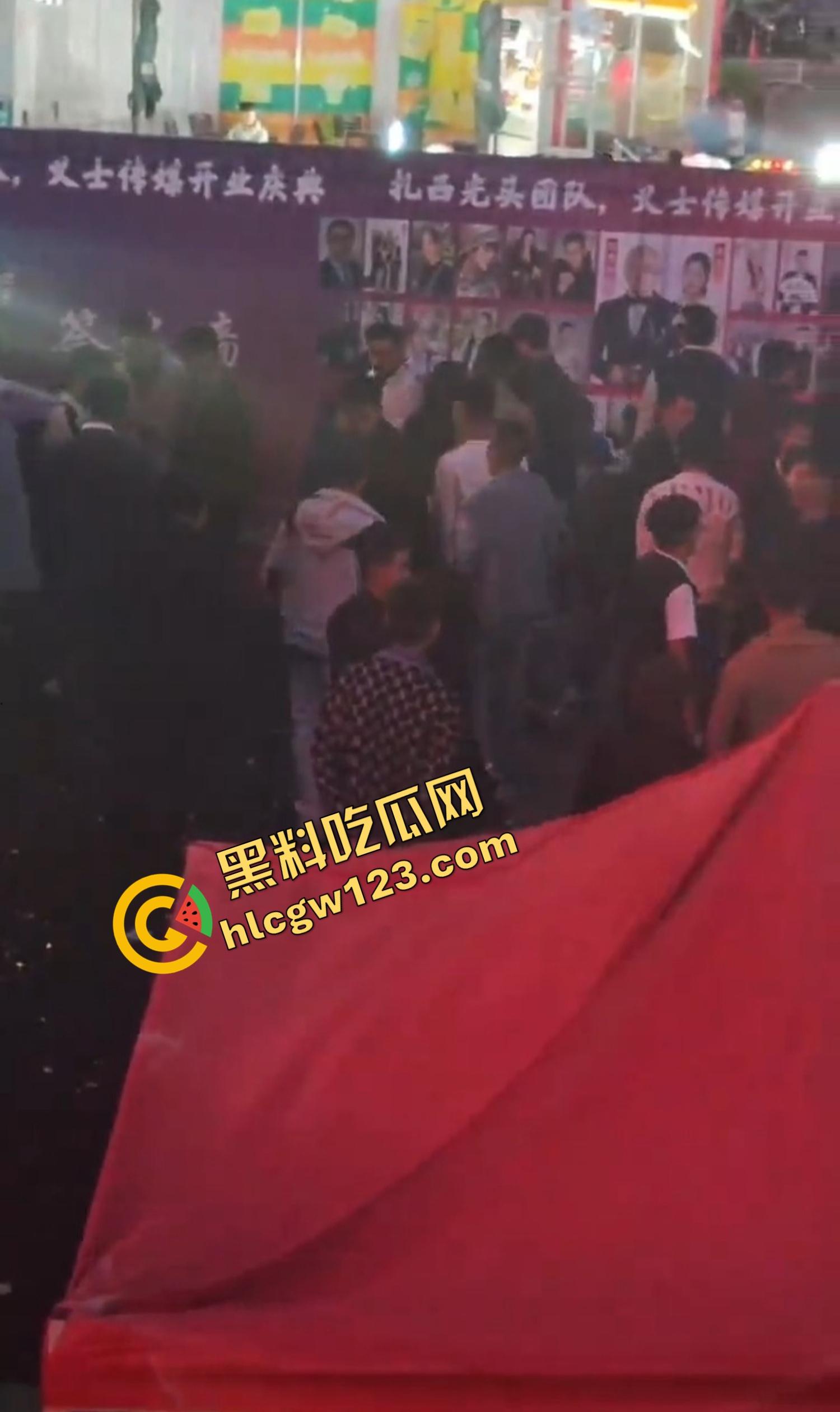 云南昆明网红活动一女子当场拿菜刀架脖子,围观上千人,全程直播,警察五人冲刺夺刀才救下!-8