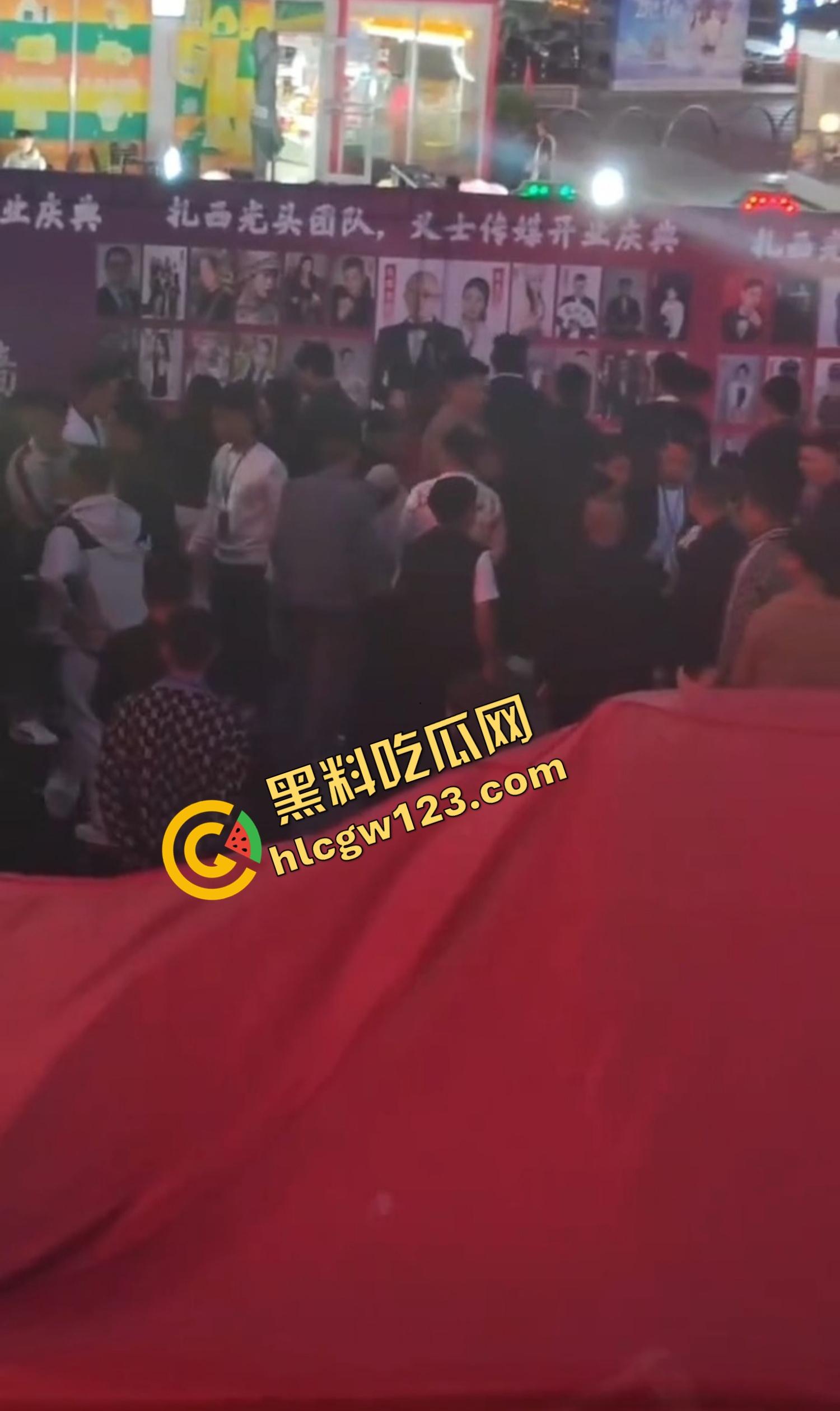 云南昆明网红活动一女子当场拿菜刀架脖子,围观上千人,全程直播,警察五人冲刺夺刀才救下!-9