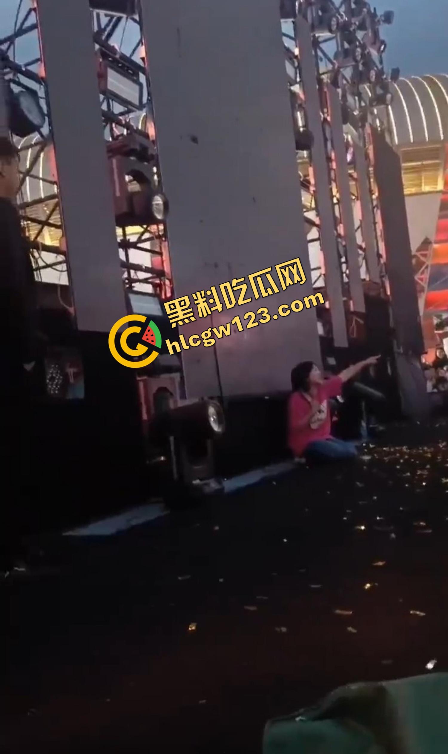 云南昆明网红活动一女子当场拿菜刀架脖子,围观上千人,全程直播,警察五人冲刺夺刀才救下!-10