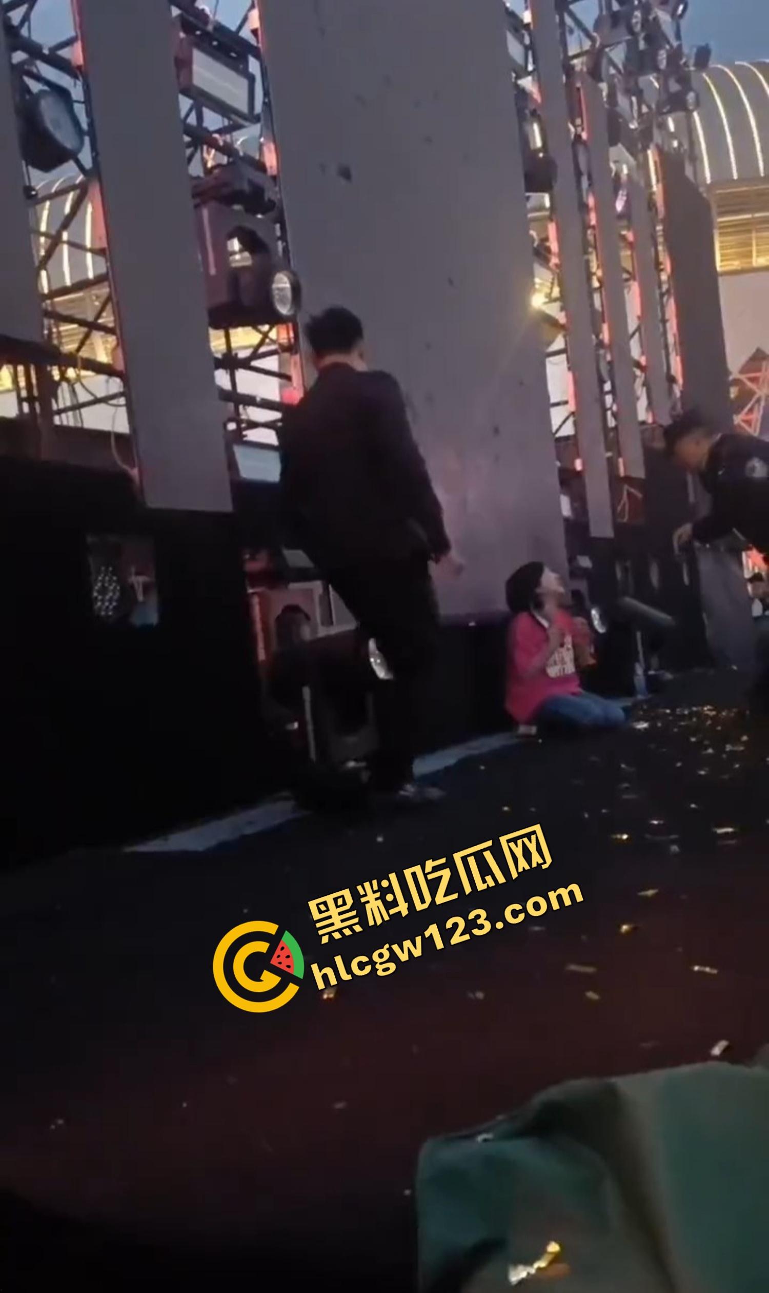 云南昆明网红活动一女子当场拿菜刀架脖子,围观上千人,全程直播,警察五人冲刺夺刀才救下!-11