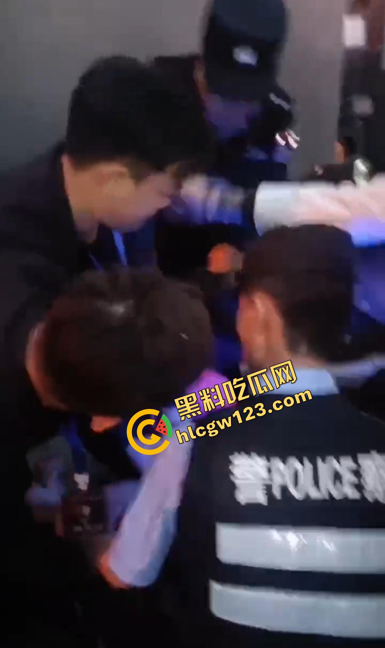 云南昆明网红活动一女子当场拿菜刀架脖子,围观上千人,全程直播,警察五人冲刺夺刀才救下!-12