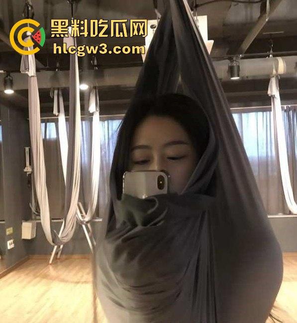 广州音乐学院女神【金依然】被富二代玩烂，内射视频全网疯传，穿开档丝袜任由抽插，直接成了移动肉便器！-3