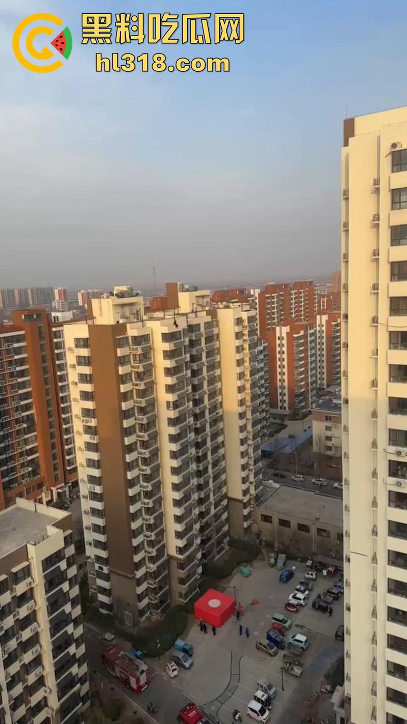 瓜友实拍男子跳楼，少年失恋想不开，消防员搭好救生垫，结果正好错过，摔在地上当上死亡！-4