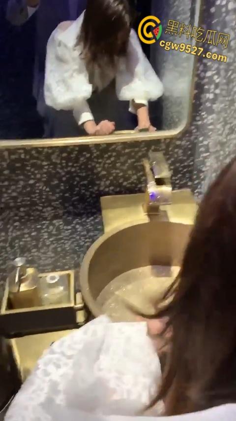 杭州黑马酒店销售【伍胥清】，表面清纯甜妹，背地里微信撩骚约炮，饥渴难耐厕所镜前后入爆操 ！-9