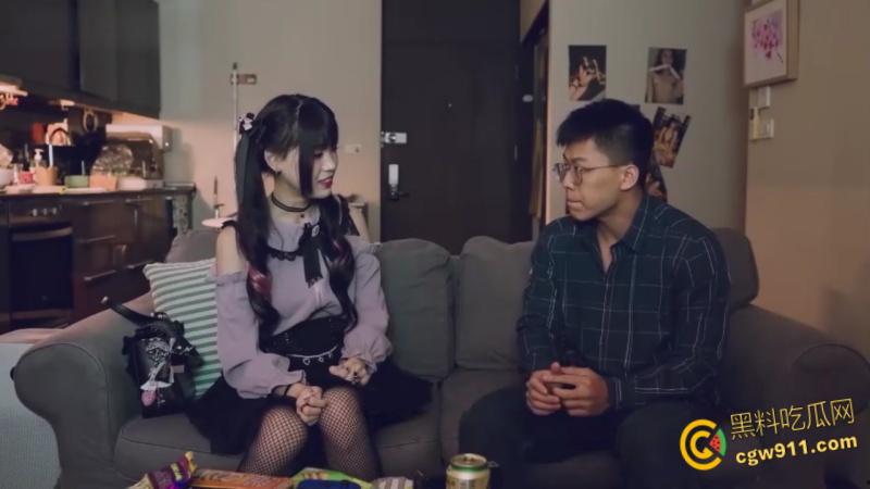 肌肉猛男约炮清纯嫩妹，没钱撸网贷也要约会，小母狗穿着真空渔网短裙就来了，沙发女上骑乘疯狂榨精 ！-1