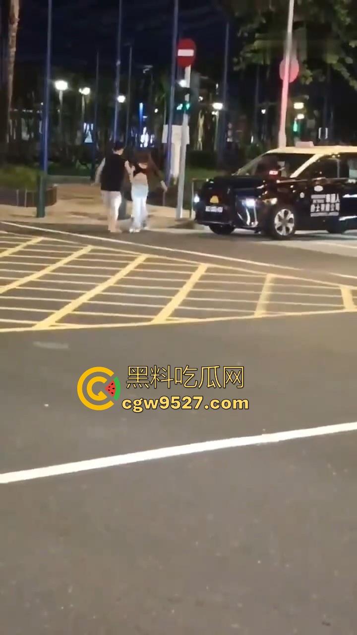 澳门深夜街头一女子与男友闹矛盾，到大街上横躺堵车，到底是受了什么刺激啊，这真的是拿生命开玩笑！-7