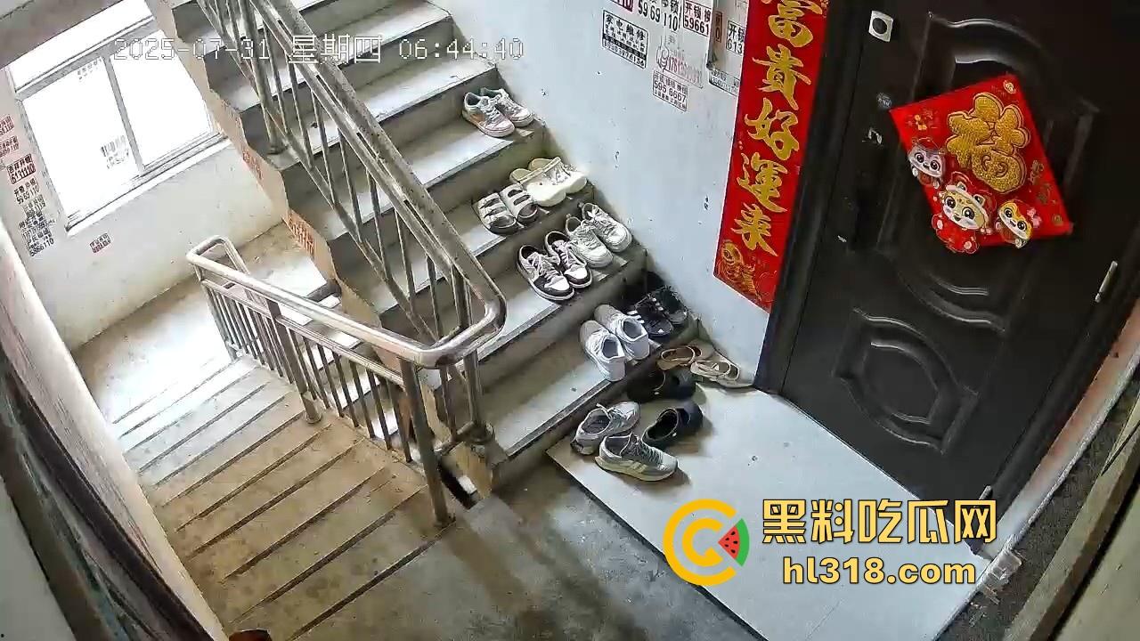 河南信阳人才聚集地吗？精神小伙居在别人家门前撸了一发 ？期间还尝了两口，还自产自销是吧！-1