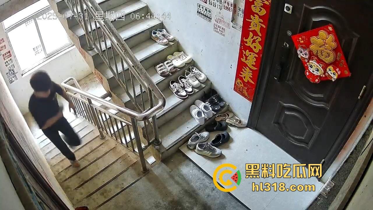 河南信阳人才聚集地吗？精神小伙居在别人家门前撸了一发 ？期间还尝了两口，还自产自销是吧！-3