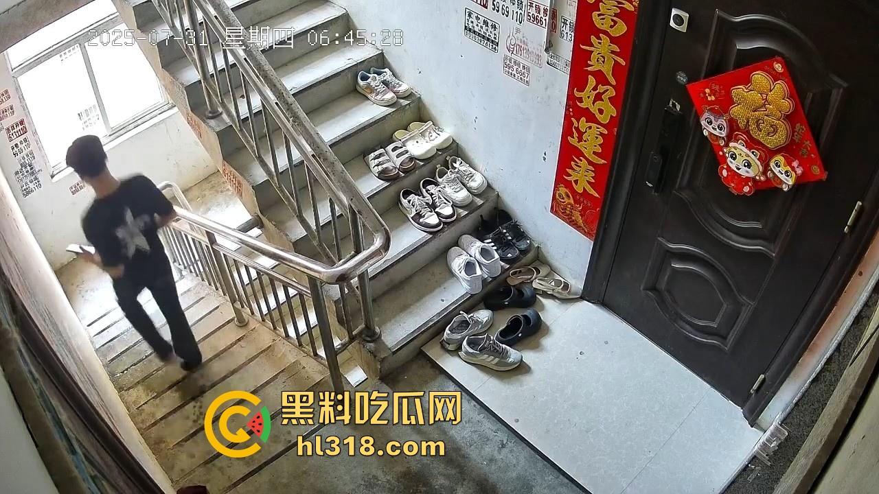 河南信阳人才聚集地吗？精神小伙居在别人家门前撸了一发 ？期间还尝了两口，还自产自销是吧！-7