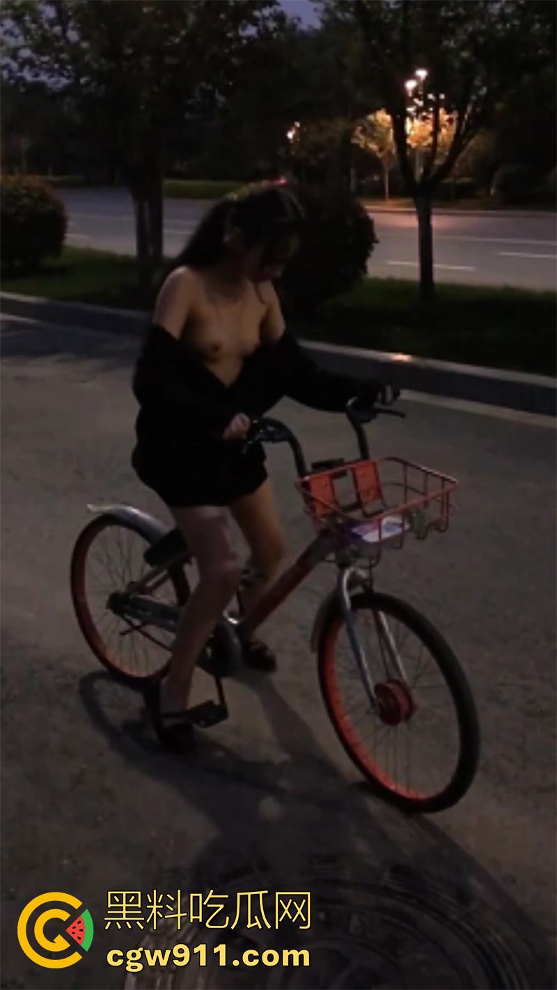 极品萝莉【浆果儿】被包养合集，为了钱被调教成资深的小母狗，全裸真空户外露出，带三位闺蜜一起侍奉金主！-8