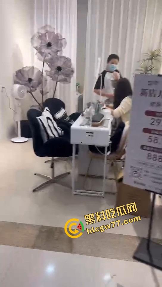 美甲店撕逼名场面，正室冲店狂扇小三，吊带扯烂奶子快蹦飞，围观群众全程高能吃瓜！-1