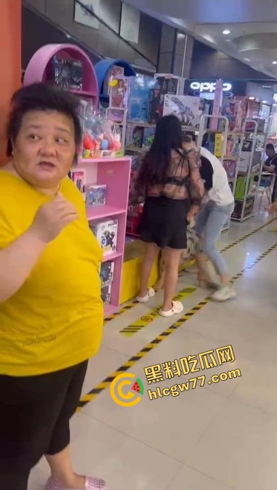 美甲店撕逼名场面，正室冲店狂扇小三，吊带扯烂奶子快蹦飞，围观群众全程高能吃瓜！-6