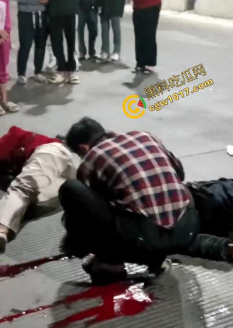普宁市血腥车祸现场曝光!摩托车被撞飞,车主血流一地,惨不忍睹,幸存者惨叫声撕心裂肺,围观者目无法直视!-5