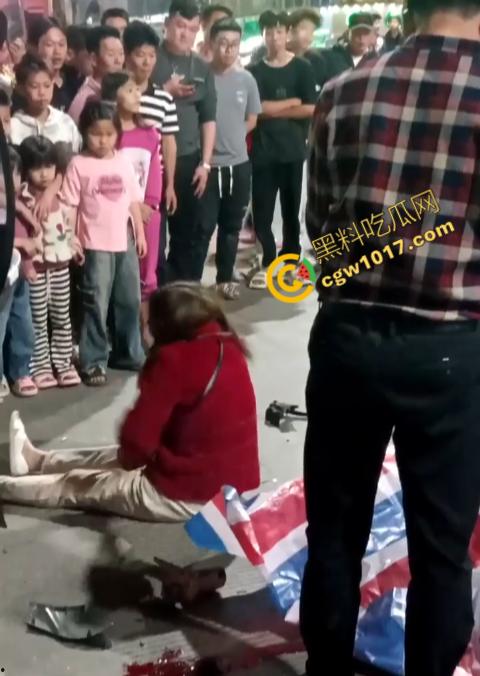 普宁市血腥车祸现场曝光!摩托车被撞飞,车主血流一地,惨不忍睹,幸存者惨叫声撕心裂肺,围观者目无法直视!-7