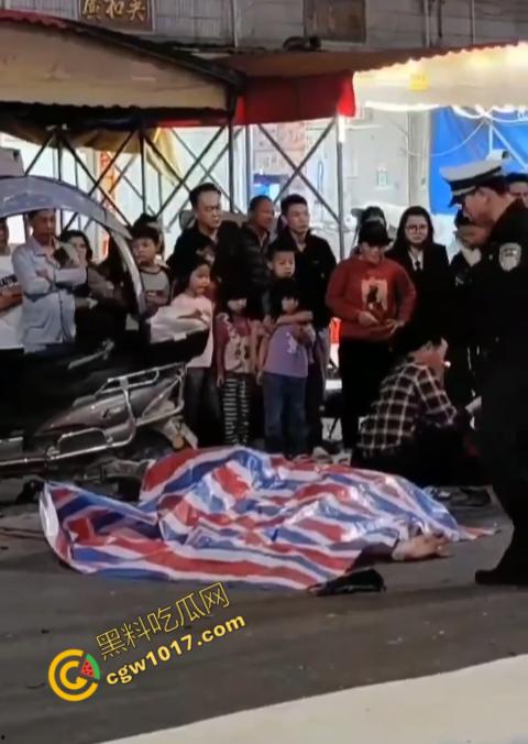 普宁市血腥车祸现场曝光!摩托车被撞飞,车主血流一地,惨不忍睹,幸存者惨叫声撕心裂肺,围观者目无法直视!-8