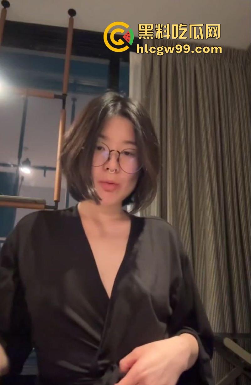 极品蜜桃臀反差婊【林静怡】金主私拍视频泄露，镜头前全裸搔首弄姿，掰开蜜穴近距离展示！-1