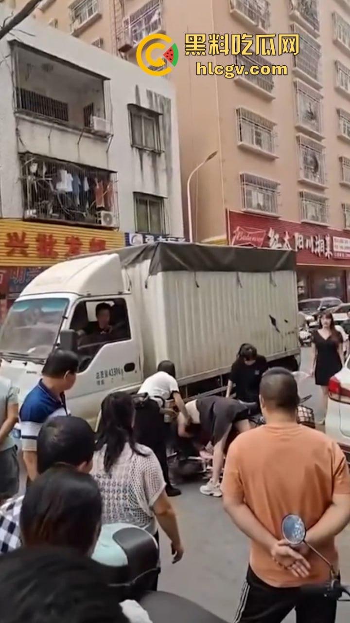 广东汕头陈暦合俩骚妇街头打架 抓头发脱衣服 现场都打成少儿不宜了！-5