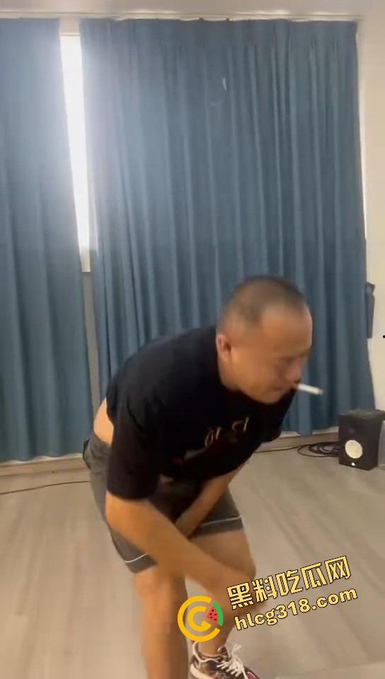 深圳户外瑜伽裤妹子太顶了,大爷看完鸡巴硬成钢,怒放鞭炮和二弟割席断交,给它点个炮看它还敢不敢硬!-10