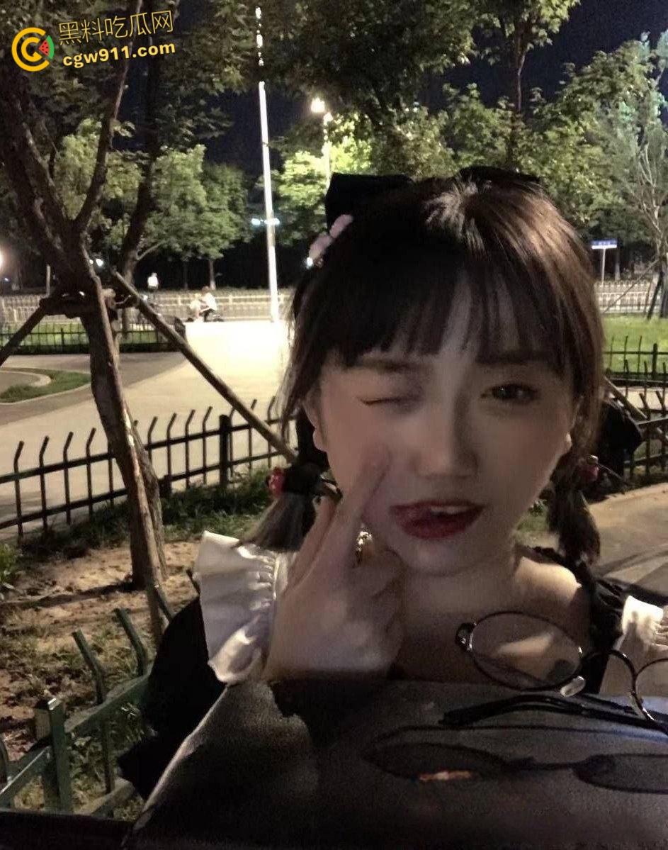 海南大学大二学妹【刘茜】,父母眼里的乖乖女,暑假出租房穿着情趣黑丝,被男友无套侧入猛干,淫叫声超级浪 !-1